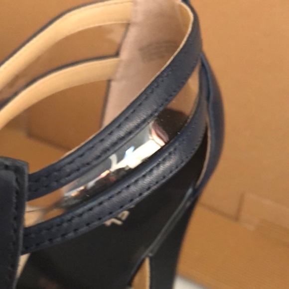 Michael Kors Berkeley T Strap heels NAVY - Picture 3 of 7